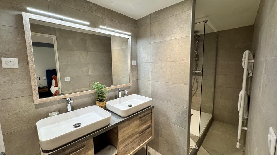 Suite Junior Deluxe | Desk, free WiFi, bed sheets, wheelchair access