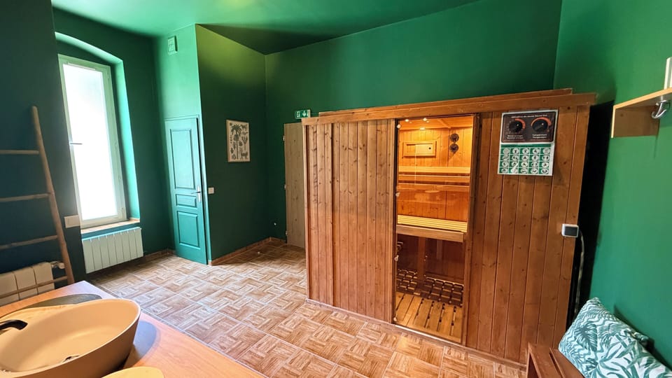 Suite Junior Deluxe | Desk, free WiFi, bed sheets, wheelchair access