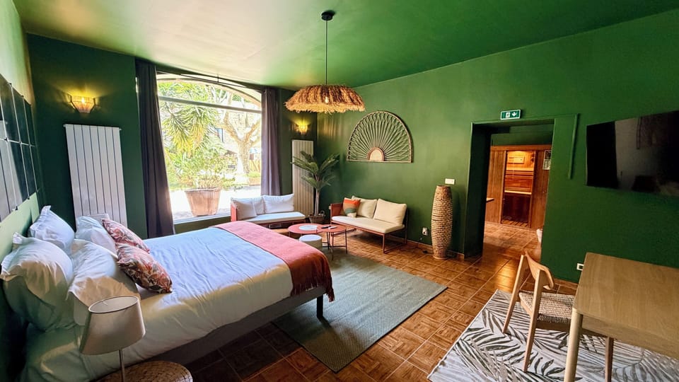 Suite Junior Deluxe | Desk, free WiFi, bed sheets, wheelchair access