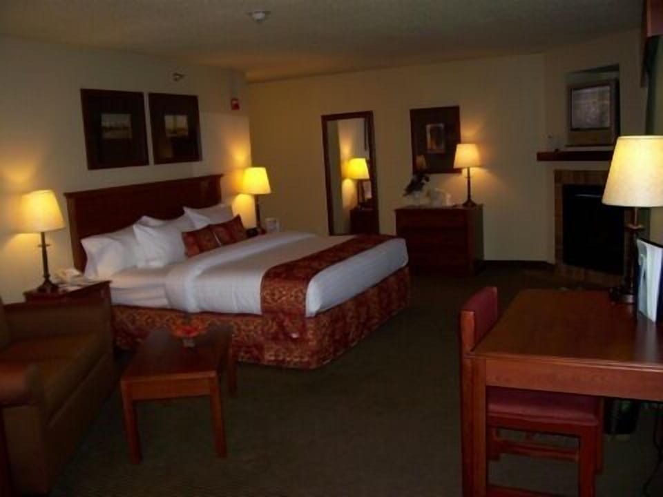 Premium bedding, desk, iron/ironing board, WiFi (free)