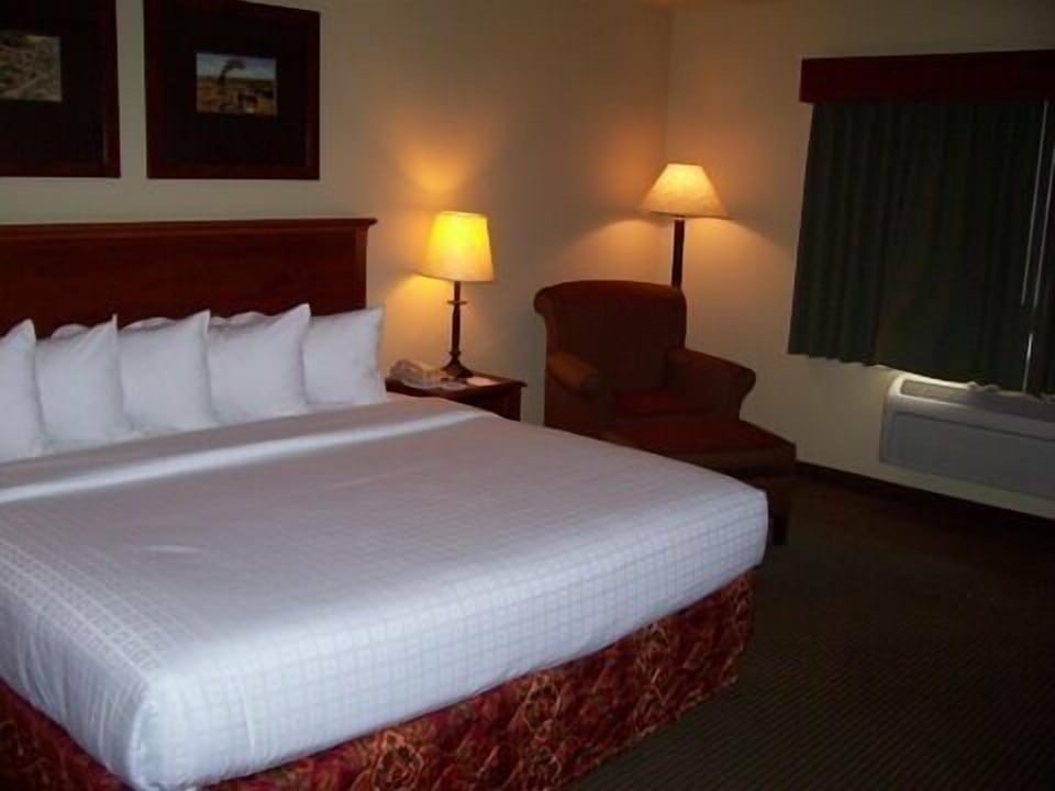 Premium bedding, desk, iron/ironing board, WiFi (free)