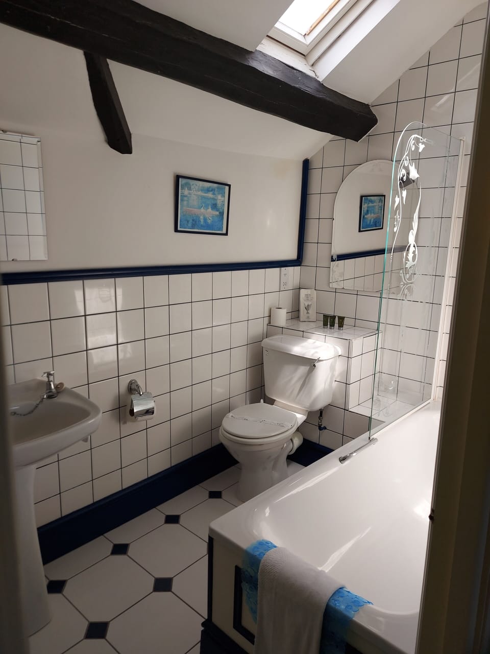 Family Room | Bathroom | Combined shower/tub, free toiletries, hair dryer, towels