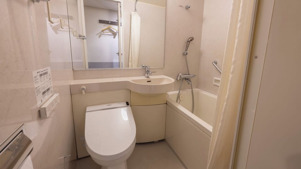Combined shower/tub, rainfall showerhead, free toiletries, hair dryer