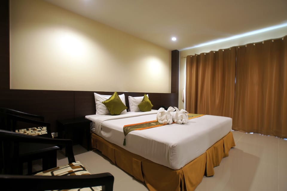 Standard Room | In-room safe, desk, bed sheets