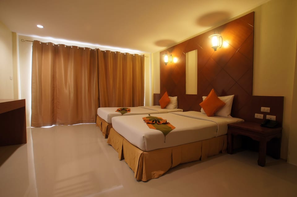 Classic Room | In-room safe, desk, bed sheets