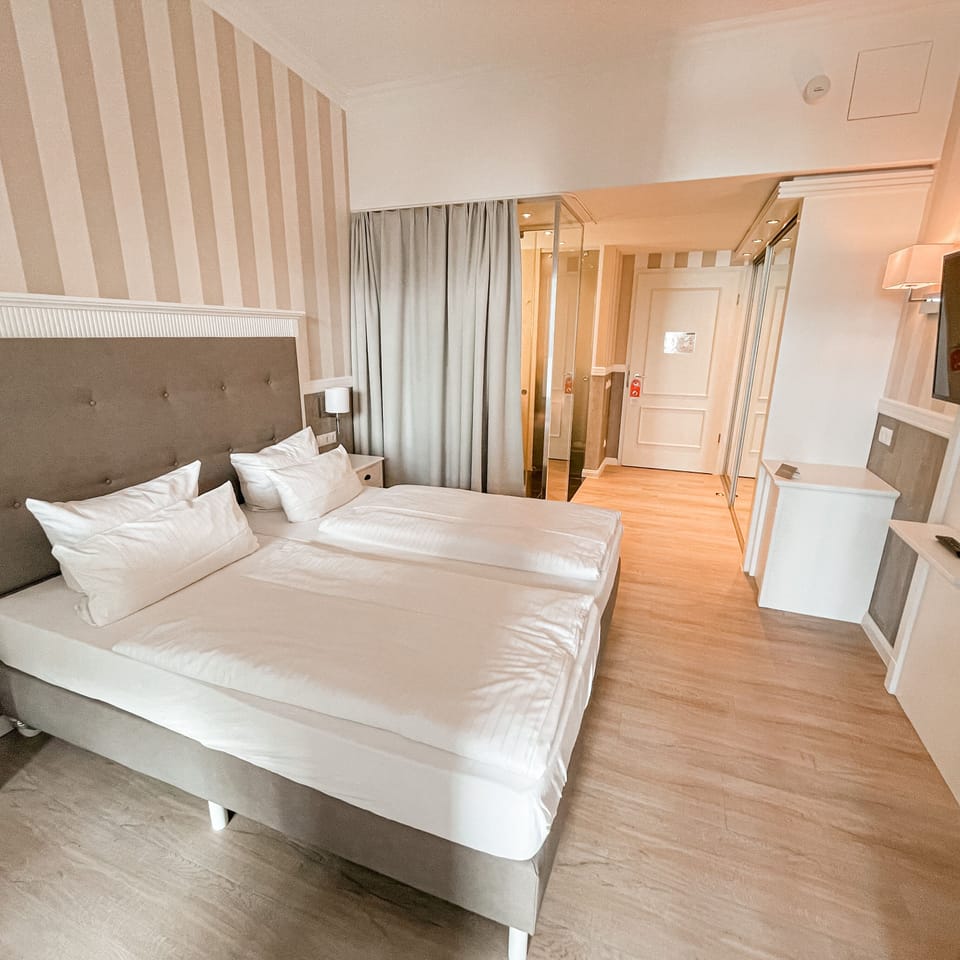 Junior Suite | Living area | TV