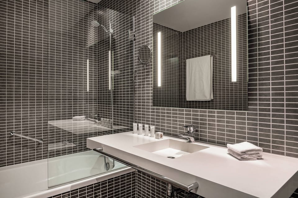 Junior Suite, 1 King Bed with Sofa bed | Bathroom | Combined shower/tub, designer toiletries, hair dryer, bidet
