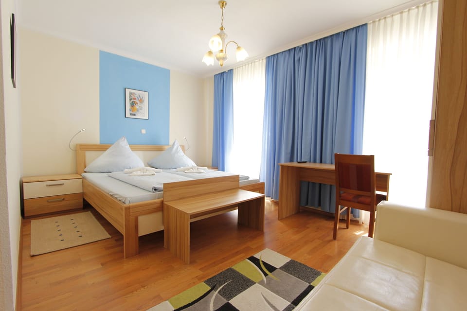 Single Room, 1 Twin Bed | Minibar, desk, free cribs/infant beds, rollaway beds