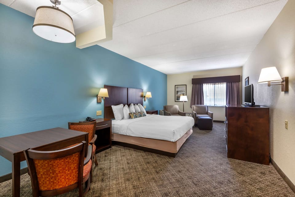 Standard Room, 1 King Bed, Non Smoking, Refrigerator & Microwave | In-room safe, desk, laptop workspace, blackout drapes