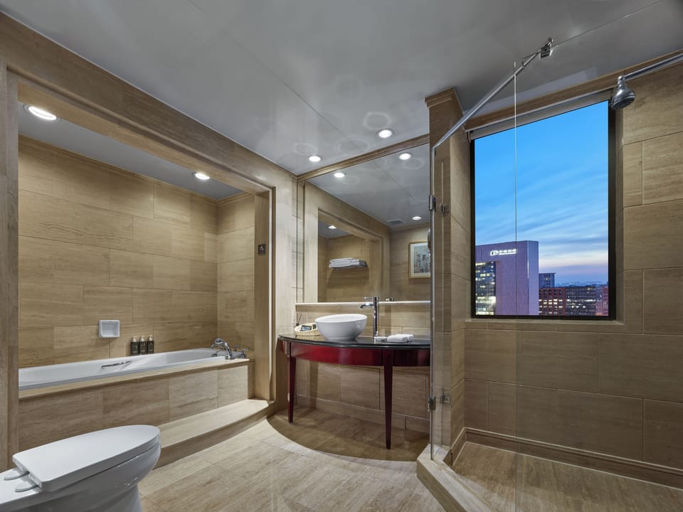 Deluxe Suite, 1 King Bed | Bathroom | Free toiletries, hair dryer, bathrobes, slippers
