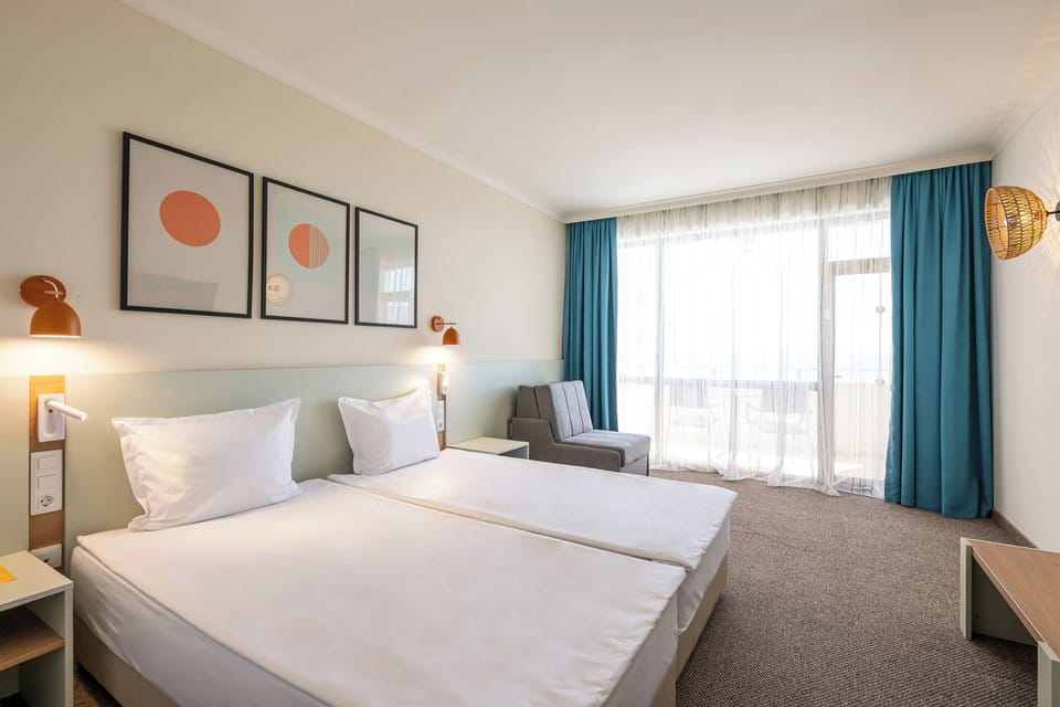 Sol Park View Room | In-room safe, desk, blackout drapes, free cribs/infant beds
