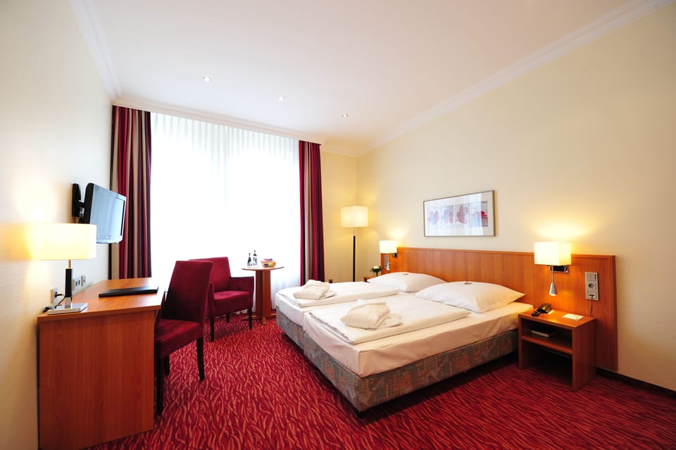 Comfort Double Room | Hypo-allergenic bedding, in-room safe, individually decorated