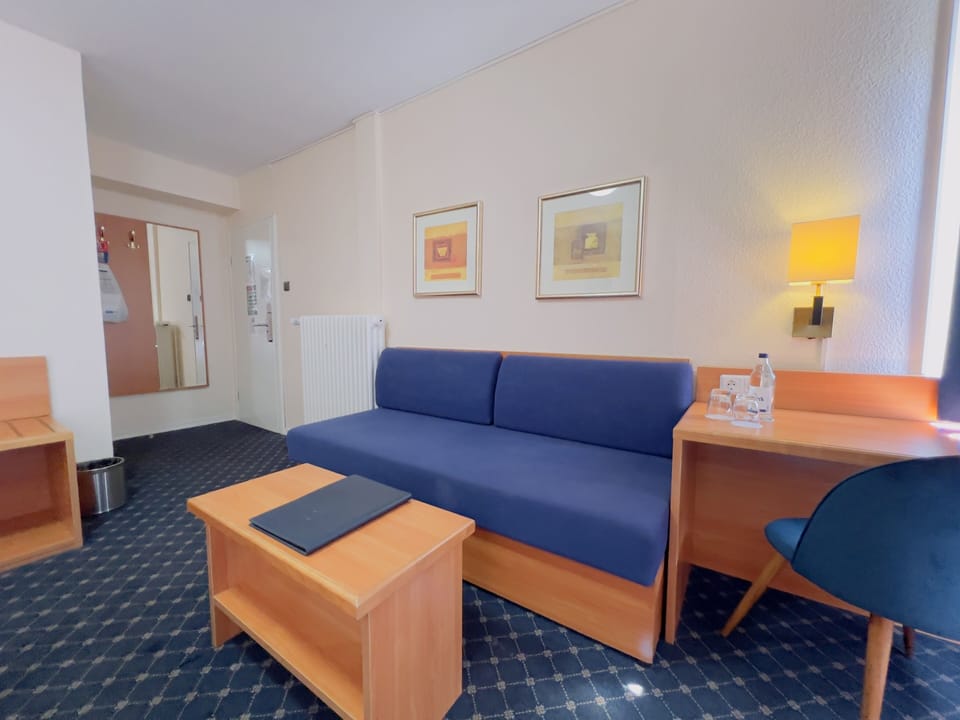 Family Room (Comfort) | Living area | 80-cm LCD TV with cable channels, TV