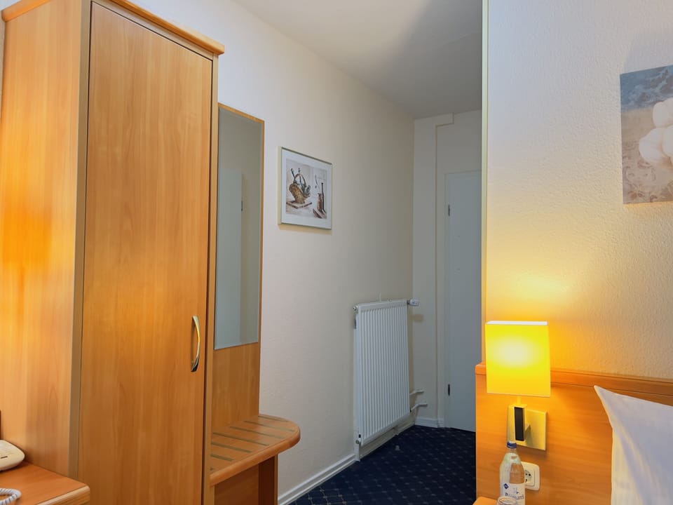 Economy Single Room | Living area | 80-cm LCD TV with cable channels, TV