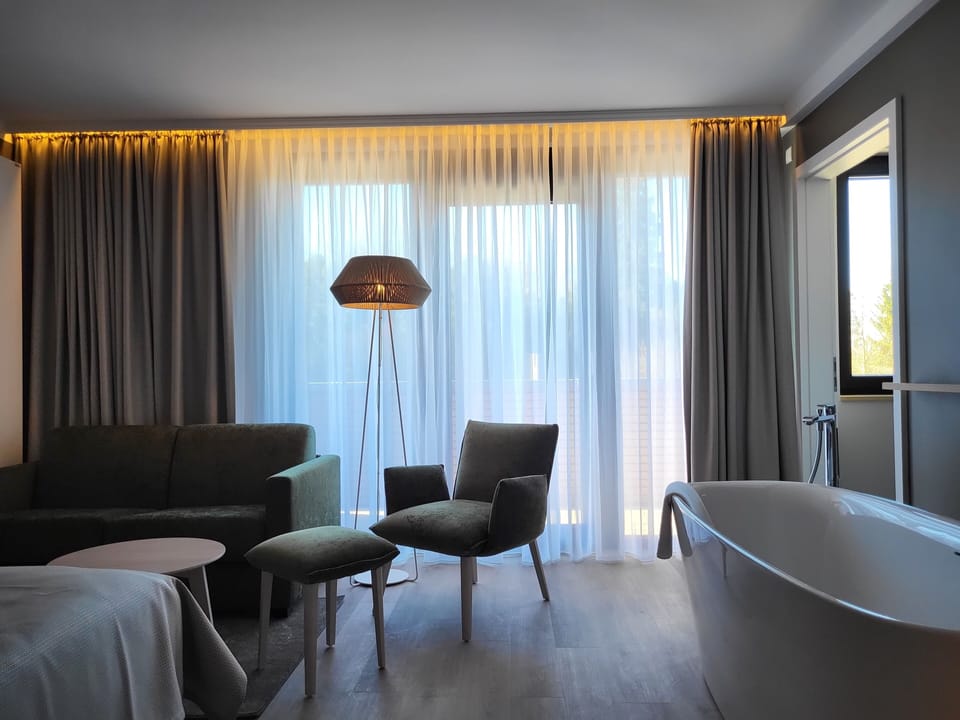 Junior Room | Premium bedding, in-room safe, desk, blackout drapes