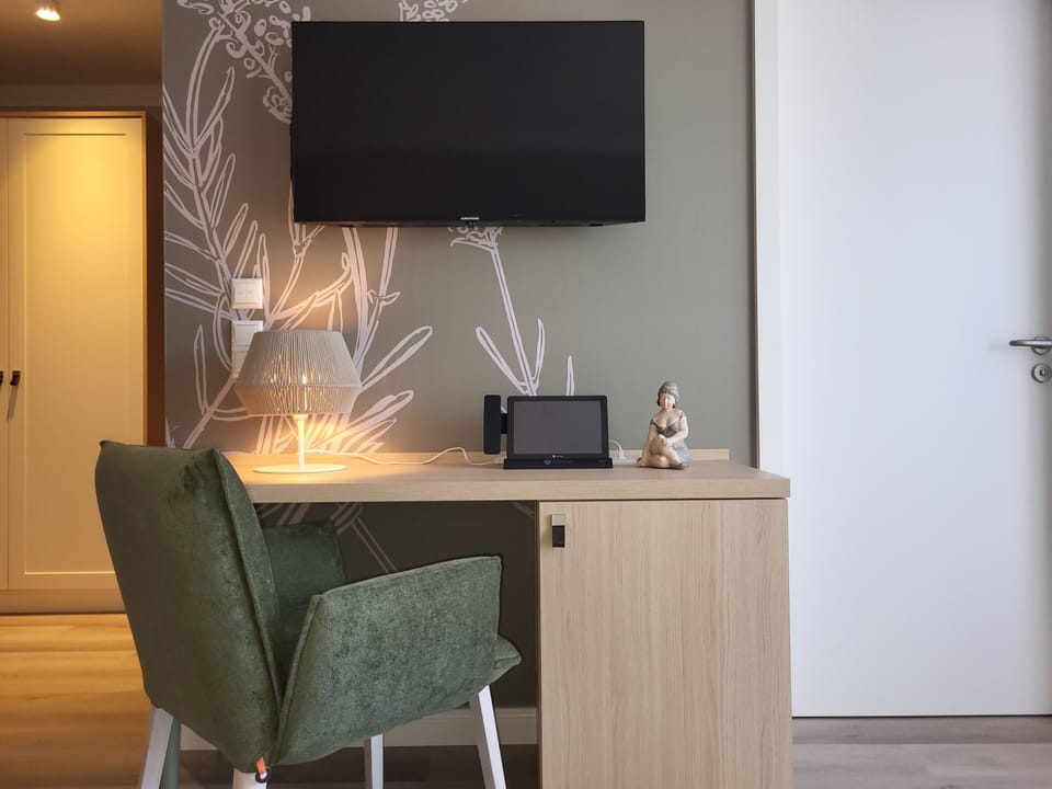 Doppelzimmer Premium mit Balkon | Living area | Flat-screen TV