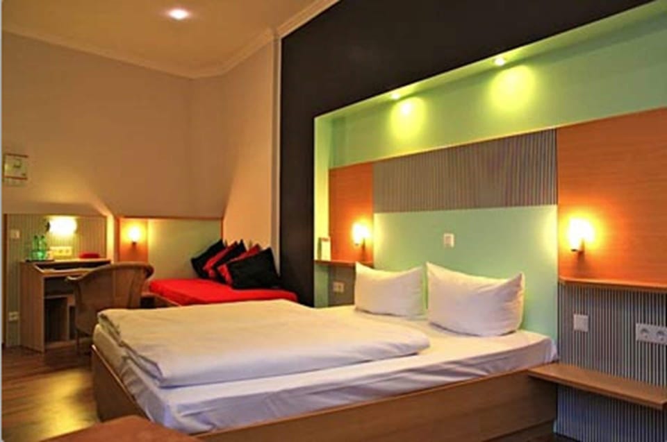 Triple Room | In-room safe, desk, free cribs/infant beds, free WiFi