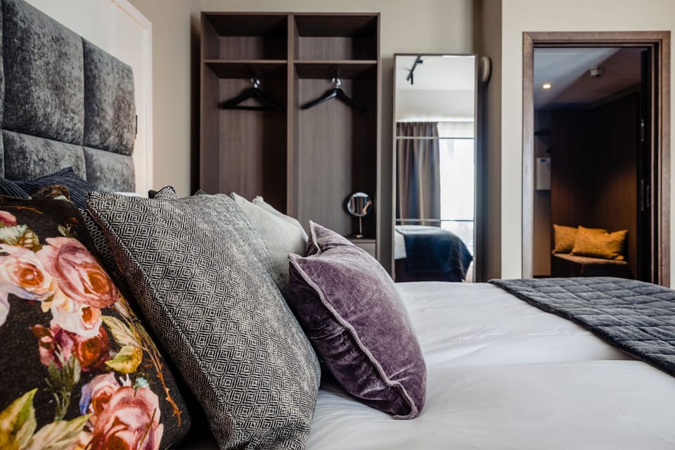 Twin Room - Villa | Minibar, in-room safe, desk, laptop workspace