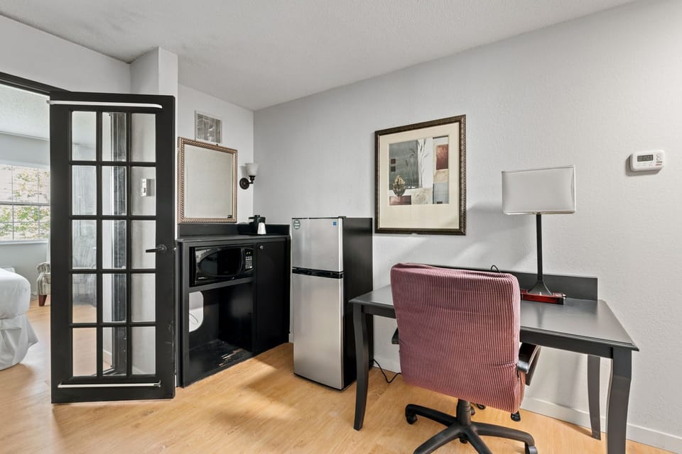 Single Room | Premium bedding, desk, laptop workspace, blackout drapes