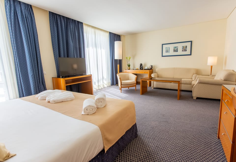 Junior Suite | Minibar, in-room safe, desk, blackout drapes