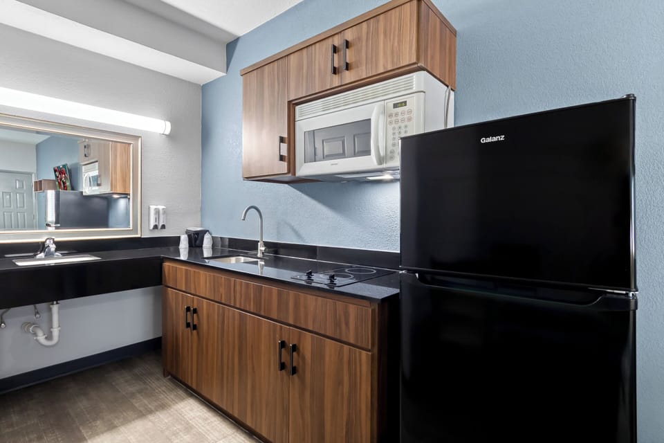 Studio, 2 Queen Beds, Accessible, Non Smoking (Stovetop) | Free cribs/infant beds, free WiFi, bed sheets