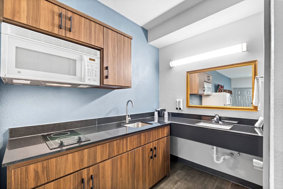 Studio, 1 King Bed, Accessible, Non Smoking (Stovetop) | Free cribs/infant beds, free WiFi, bed sheets