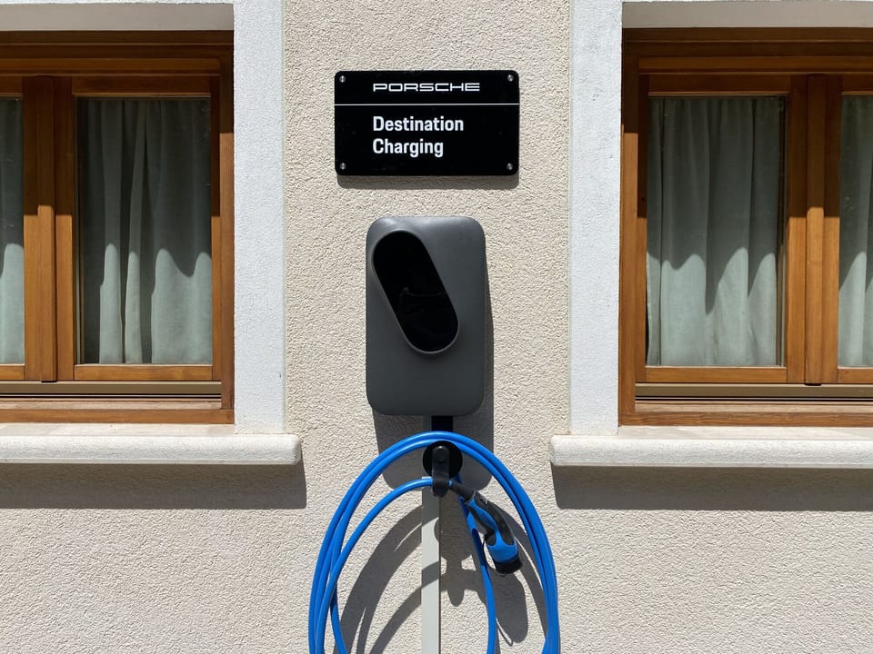 Electric vehicle charging station
