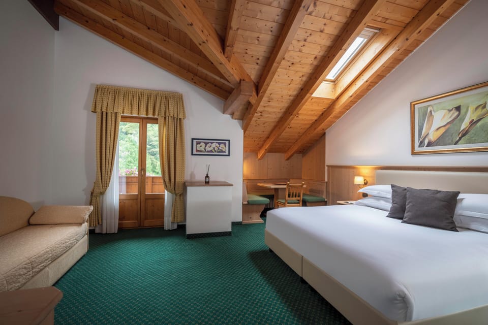 Junior Suite, Balcony | Egyptian cotton sheets, premium bedding, down comforters, minibar