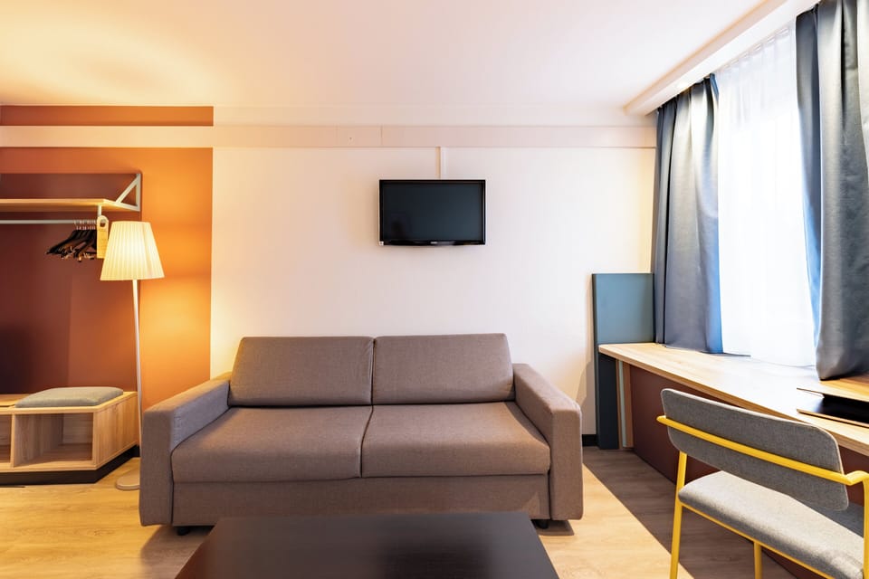 Standard Room, 1 Queen Bed with Sofa bed, Accessible | Hypo-allergenic bedding, down comforters, in-room safe, desk