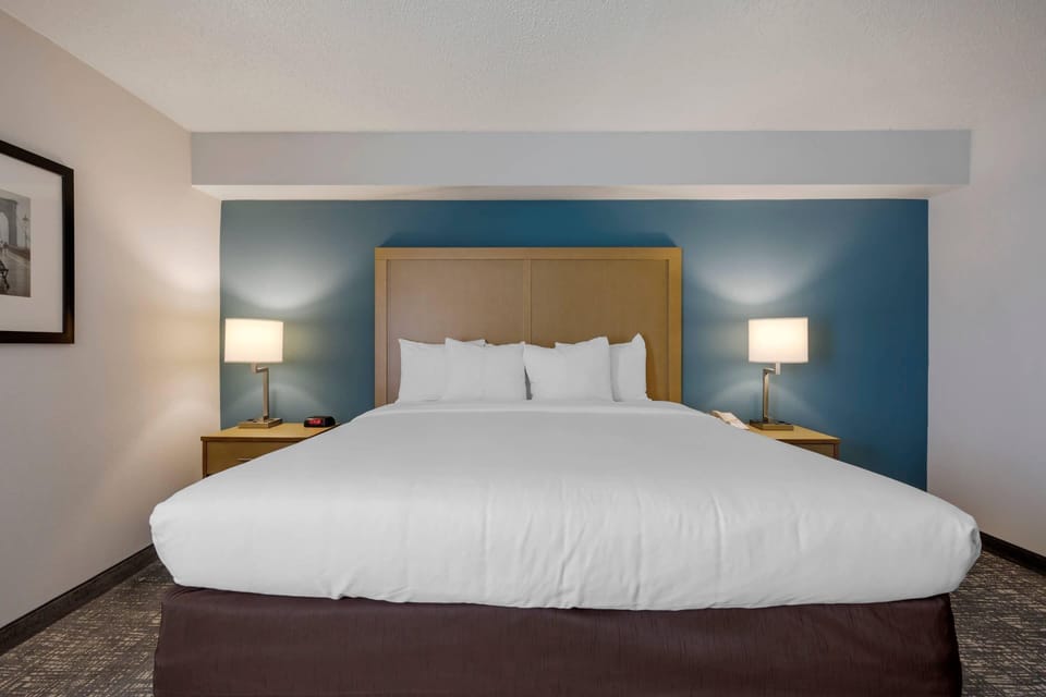 Pillowtop beds, in-room safe, desk, laptop workspace