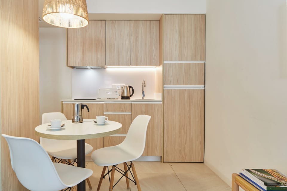 Comfort Studio | Living area | 32-inch flat-screen TV with satellite channels, TV, table tennis