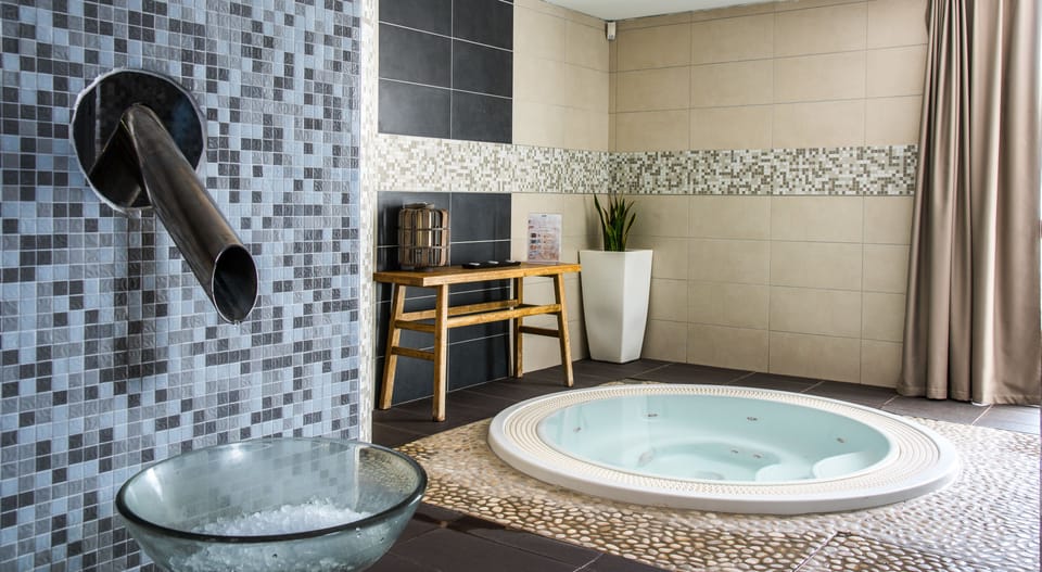 Sauna, hot tub, Turkish bath, body treatments, body wraps, body scrubs