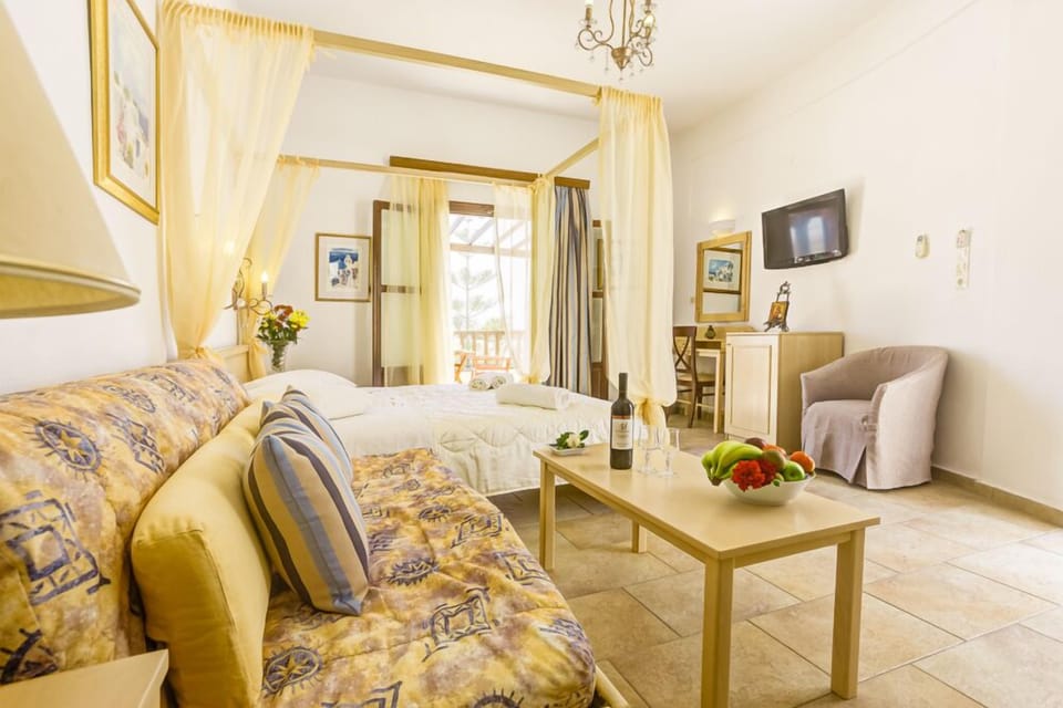 Honeymoon Suite | Living area | Flat-screen TV