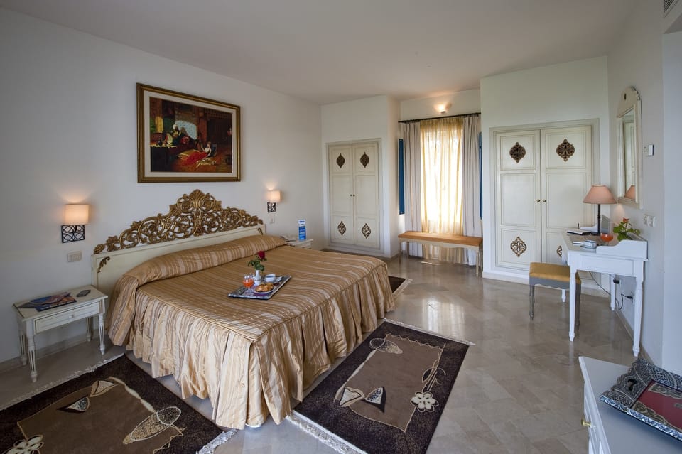 Junior Suite | Hypo-allergenic bedding, minibar, in-room safe, blackout drapes