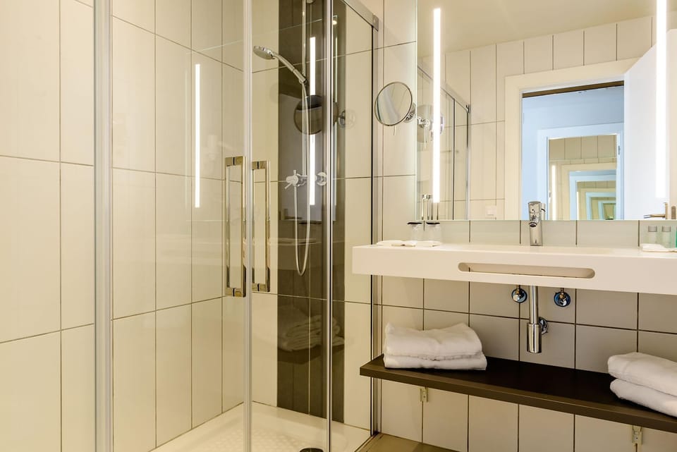 Minibar, in-room safe, desk, free WiFi