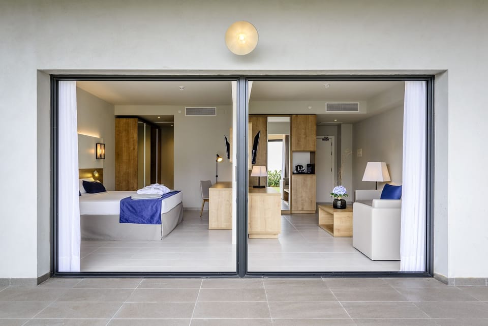 Suite | Minibar, in-room safe, desk, free WiFi