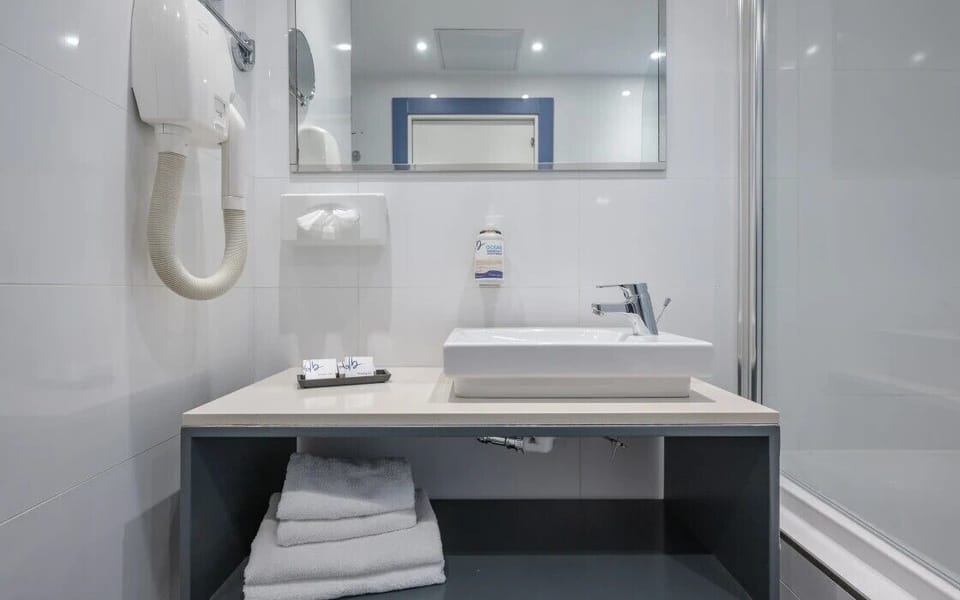 Combined shower/tub, free toiletries, hair dryer, towels