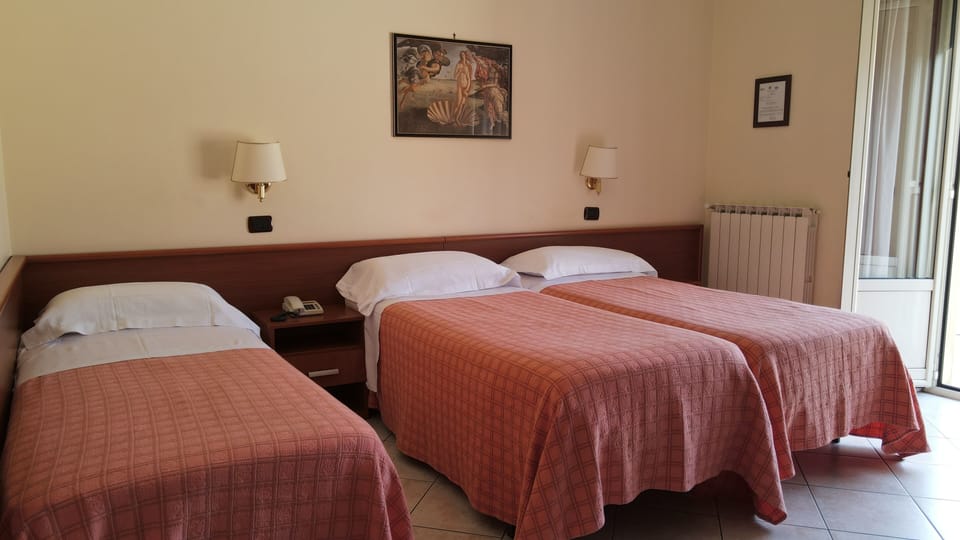 Classic Triple Room | In-room safe, desk, WiFi (free), individually furnished