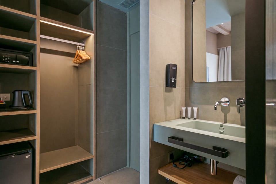 Shower, rainfall showerhead, free toiletries, hair dryer