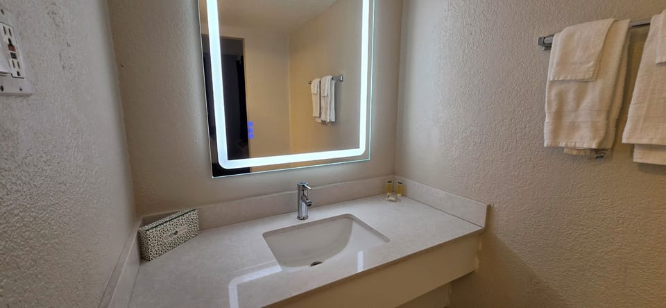 Combined shower/tub, free toiletries, hair dryer, towels