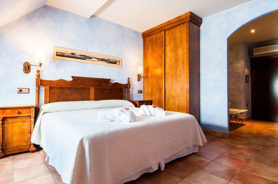Superior Double Room | Minibar, in-room safe, desk, blackout drapes