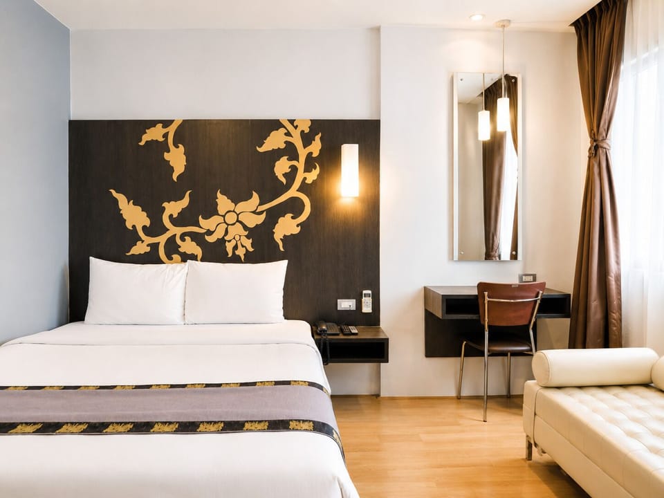 Superior Room, 1 Double Bed | Minibar, in-room safe, desk, laptop workspace