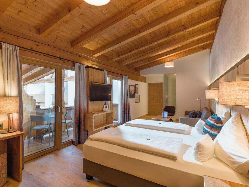 Junior Studio Suite | Minibar, in-room safe, individually decorated, individually furnished
