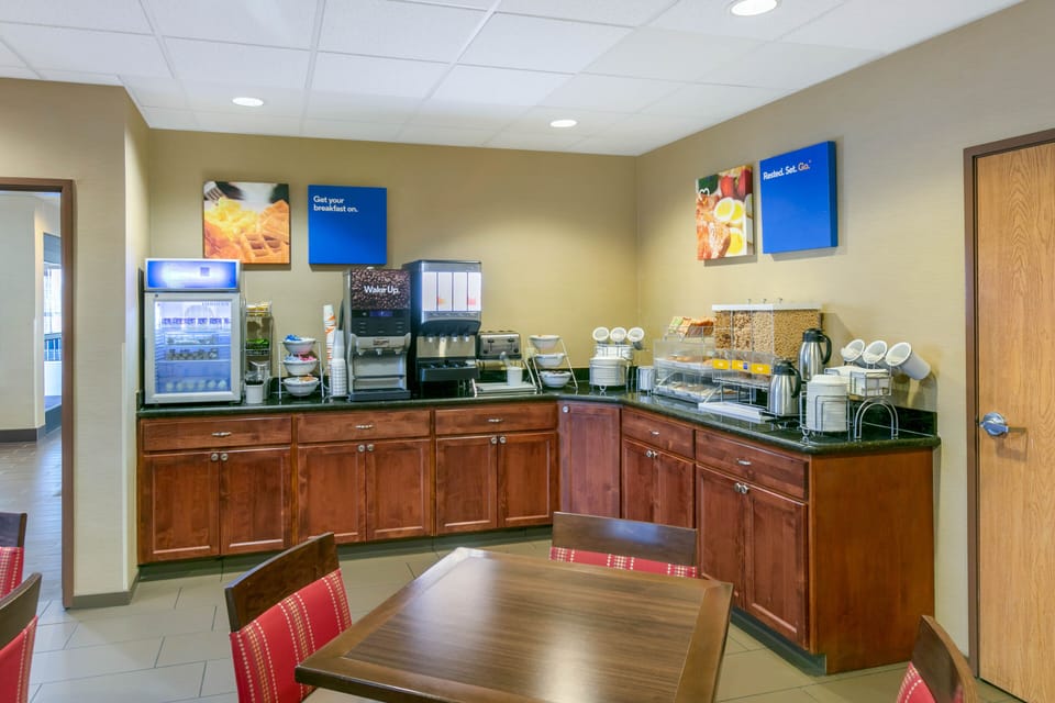 Free continental breakfast on weekdays