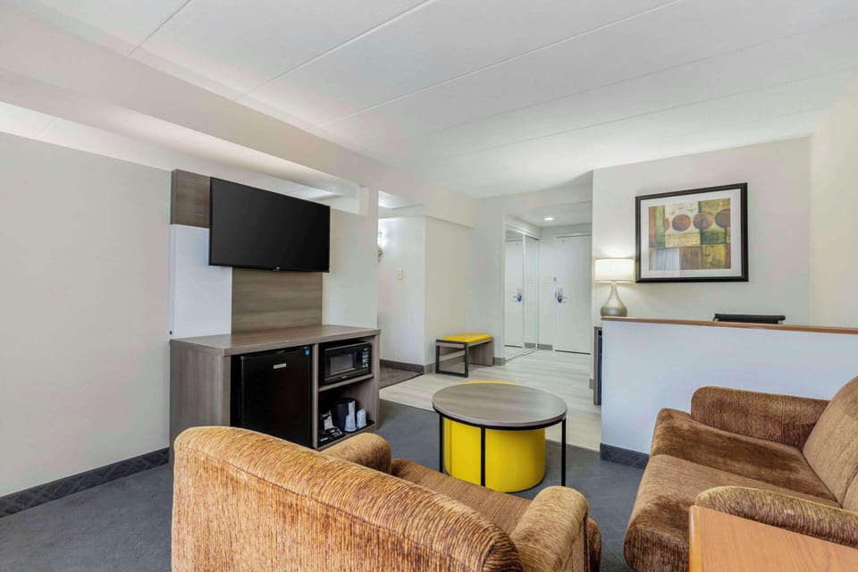 Suite, 1 King Bed, Non Smoking | Desk, blackout drapes, iron/ironing board, cribs (free)