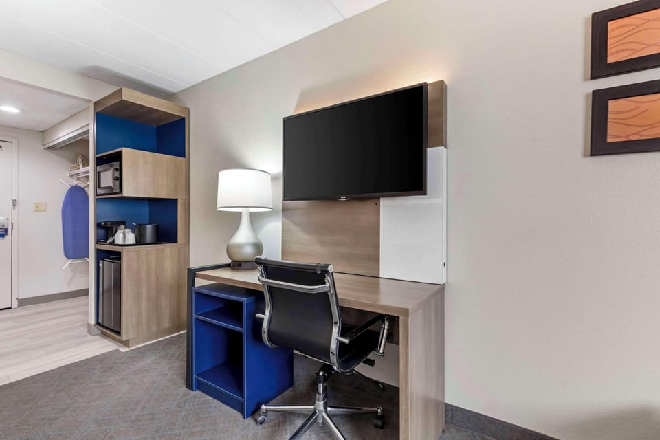 Room, 1 King Bed, Accessible, Non Smoking | Desk, blackout drapes, iron/ironing board, cribs (free)