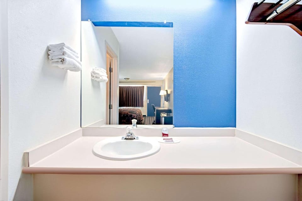 Shower, eco-friendly toiletries, towels