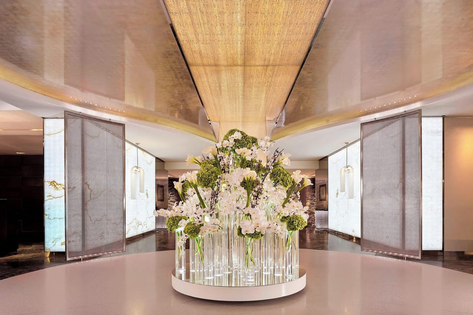 Serves lunch and dinner