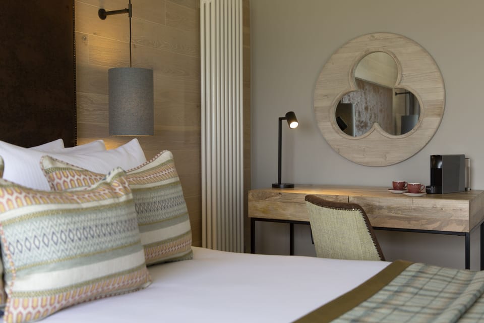 Premium Suite | Desk, laptop workspace, iron/ironing board, bed sheets