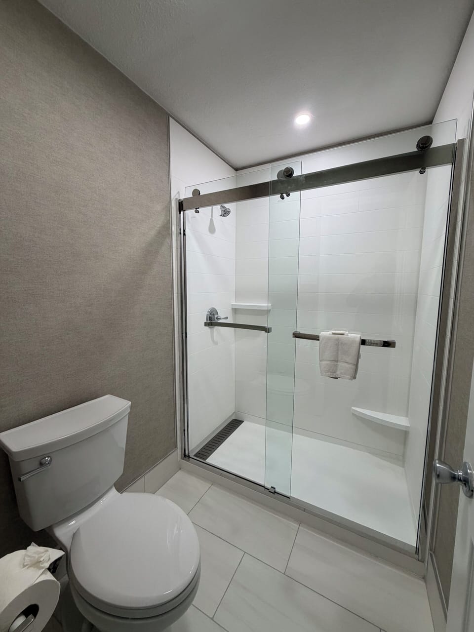 Hydromassage showerhead, free toiletries, hair dryer, towels